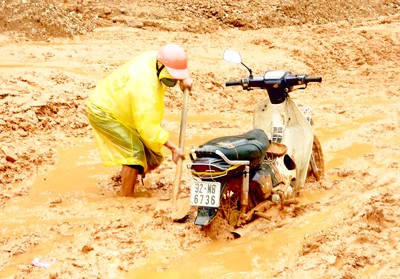 Dirt roads leading to Dang Commune in Tay Giang District of Quang Nam Province are always slushy and muddy during the rainy season (Photo: SGGP)